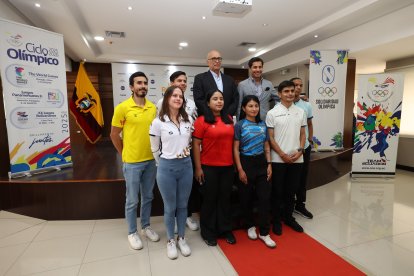 Siete de los 10 deportistas ecuatorianos beneficiados estuvieron presentes junto a  las dos máximas autoridades del COE, Jorge Delgado y Jefferson Pérez.