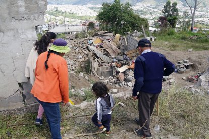 La familia que vivía en ese lugar se quedó sin hogar y ahora duerme en la casa de otros parientes. Sus vecinos están sorprendidos.