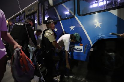 Los policías bajaron a los pasajeros de un bus para realizarles una revisión.