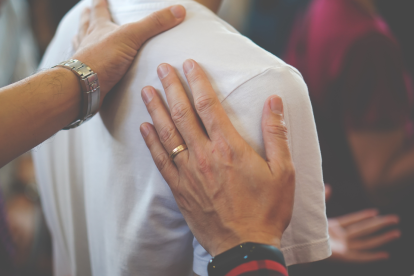 Nueva modalidad de delito en Ecuador: se acercan a ti para orar contigo, luego te drogan y te roban.