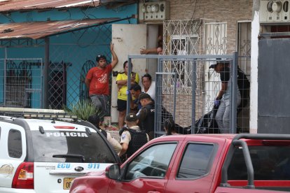 El cuerpo de la víctima fue hallado en el piso del baño.