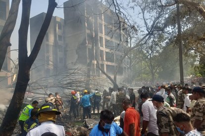 Los ciudadanos intentaron socorrer a las víctimas del accidente aéreo.