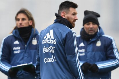 Sebastián Beccace (i) habría dado indicaciones a Lionel Messi y no fueron bien tomadas en la selección de Argentina