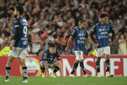 Jugadores de Independiente del Valle durante el partido de la Copa Libertadores con River en el estadio Monumental de Buenos Aires.