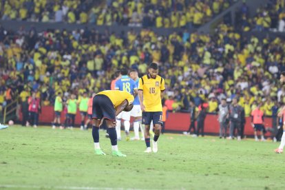 Jugadores de Ecuador luego del empate 0-0 ante Brasil en el estadio Monumental.