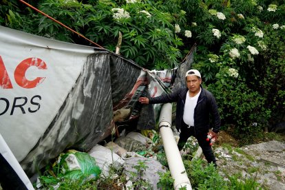 Los vecinos intentan limpiar alrededor de la tubería, pero eso no disminuye la contaminación ambiental.