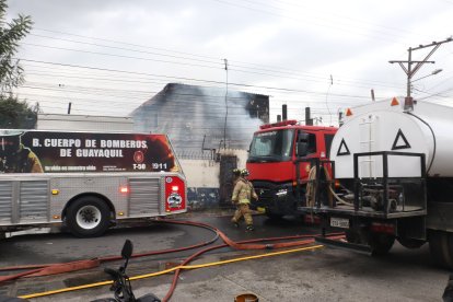 Las Orquídeas: Vehículos de rescate, de lucha contra incendios y ambulancias llegaron al lugar.