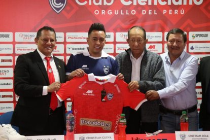 Christian Cueva (c) llegó a Cienciano tras su paso por Alianza Lima