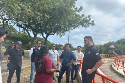 El alcalde Aquiles Álvarez (der.), en uno de sus recorridos por Guayaquil.