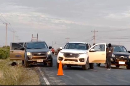 Los agentes revisaron los carros involucrados en el enfrentamiento en Chanduy