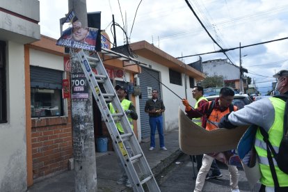 Pancartas de los dos partidos políticos más grandes del país fueron restiradas del espacio público.