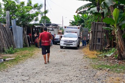 A los hombres les dispararon desde una camioneta, según indicaron moradores.