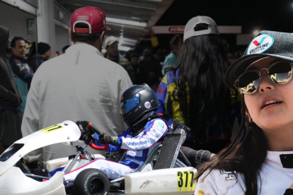 Doménika y Cristhian Arellano comparten más que la pasión por la velocidad: forman un equipo donde el amor, la confianza y el esfuerzo han sido el verdadero motor detrás de cada meta alcanzada.