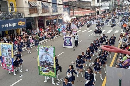 Desfile en Vinces se empañó por la delincuencia.