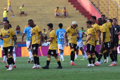 Los jugadores de Barcelona y su molestia tras perder en casa ante el Manta.