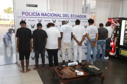 Los ocho detenidos fueron presentados en la UVC del distrito Porterte.
