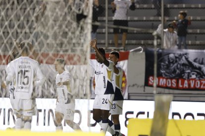 El festejo de Alejandro Cabeza, autor del segundo gol de los albos.