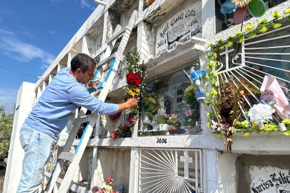 En un cementerio, la gente honró a los padres que partieron de este mundo.