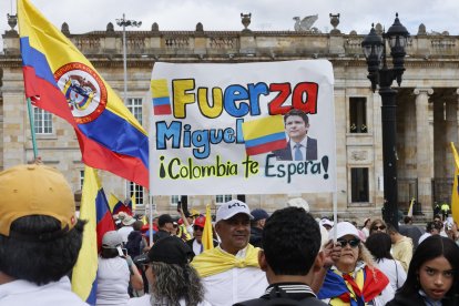 En Colombia, tras el ataque a Miguel Uribe, se han registrado marchas, plantones y oraciones por la salud del político, quien se encontraba en condiciones críticas.