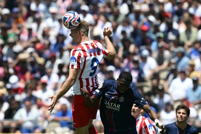 El zaguero ecuatoriano Willian Pacho (d) disputa el balón con el delantero noruego Alexander Sorloth.