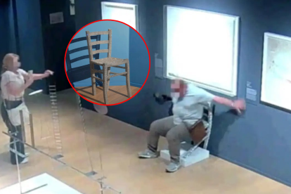 Momento captado por cámaras de seguridad: el turista se sienta en la silla decorativa de Van Gogh segundos antes de romperla.