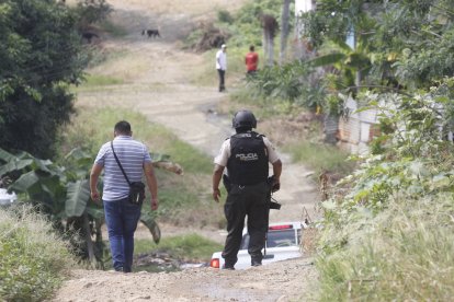 Uno de los cuerpos fue encontrado en una zanja. Hasta el sitio llegaron agentes policiales.