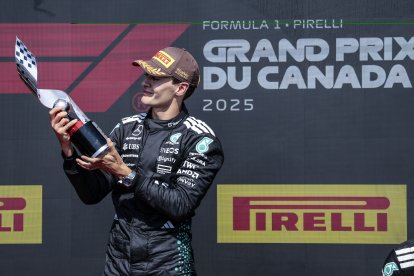George Russell de Mercedes empuña y celebra el título del Gran Premio de Canadá que ganó el domingo 15 de junio.