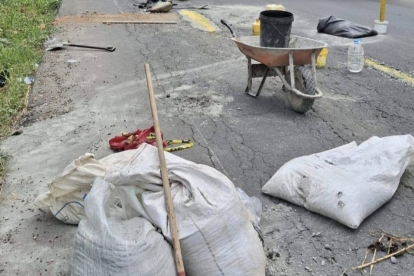 Ciudadanos trabajan en la vía E-20, en el tramo que conecta Quinindé con Esmeraldas.