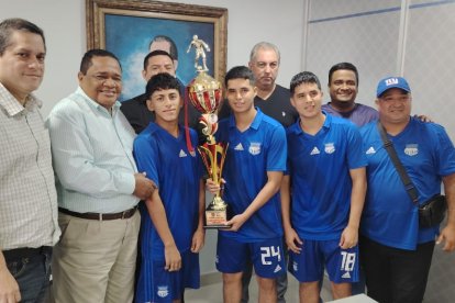 El esfuerzo del joven plantel fue reconocido por el presidente del club, Jorge Guzmán (i), y de José Valverde (centro derecha), titular de la comisión de fútbol.
