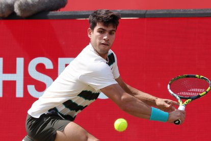 Alcaraz debutó de buena forma en Queen's con victoria ante un 'desconocido' Adam Walton, quien entró por la lesión de Davidovich.