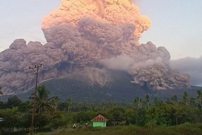 Tras una violenta erupción este martes, el volcán Lewotobi Laki-Laki lanzó una nube de cenizas que alcanzó 6.8 millas (11 km) de altura