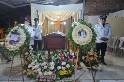 Así fue el sepelio del agente Wilmer Alexander León Tenecota.