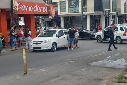 El robo al estilo sacapintas ocurrió en pleno centro de Manta.