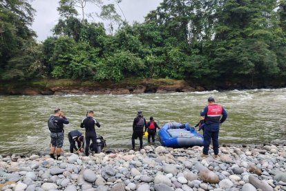 Según testigos, Josué intentó cruzar el río nadando, pero en medio del trayecto fue arrastrado por la corriente.