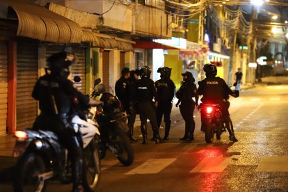 Policías llegaron a la ciudadela Quisquis, lugar donde ocurrió el crimen.