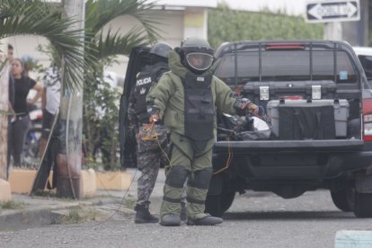 Personal antiexplosivos acudió al lugar a atender la emergencia.