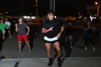 El instructor de baile enseña las coreografías paso a paso hasta perfeccionarlas.