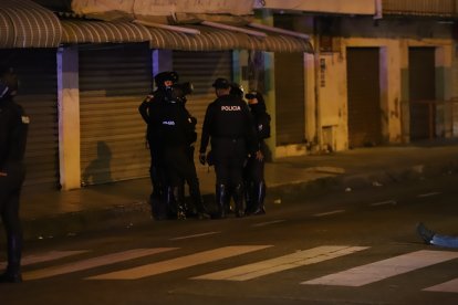 Policías cercaron la zona para poder retirar el cadáver del hombre lanzado desde el carro.