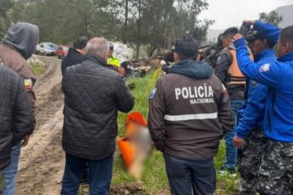 Personal del Cuerpo de Bomberos de Guachapala durante las labores de rescate.