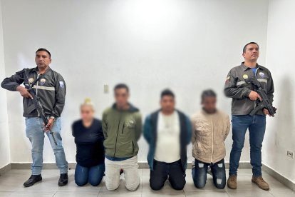 Los tres hombres y una mujer fueron detenidos en Quito. Dos serían de la banda Los Choneros.