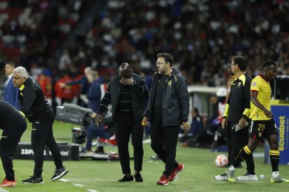 Segundo Castillo en la zona técnica de Barcelona en el cotejo ante Liga de Quito en el Rodrigo Paz Delgado.