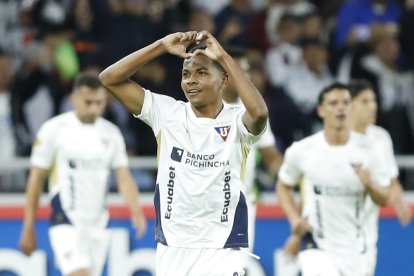Ramírez celebra su gol en la victoria de Liga de Quito 3-1 sobre Barcelona SC.