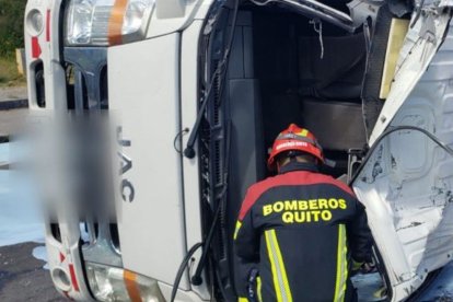 Informe oficial de Bomberos Quito: caída libre de 30 m de unidad de carga en quebrada de Guayllabamba