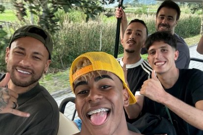 Lamine Yamal y Neymar Jr. (i) disfrutan de sus vacaciones en Brasil.