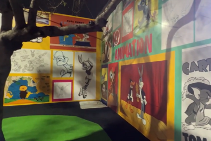 Escenografías detalladas, réplicas de sets y espacios interactivos forman parte de la exhibición que transforma Policentro en un universo Warner.