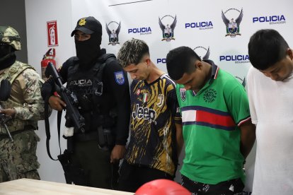 El sujeto de camiseta de colores negro y amarillo es el que había sido previamente detenido por asesinato.