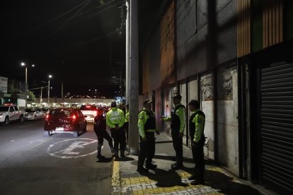 La explosión dejó siete heridos y daños materiales en la fachada del local nocturno.