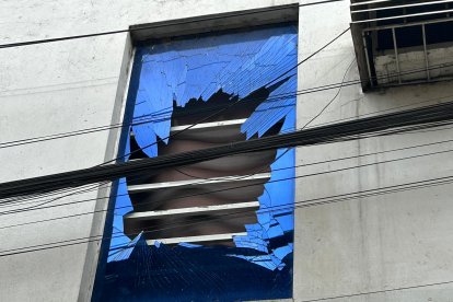 La infraestructura quedó con daños en las ventanas.