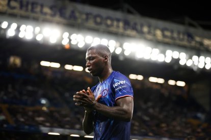 Moisés Caicedo, aunque perdió con el Chelsea, entregó su camiseta al final del duelo a Gonzalo Plata.