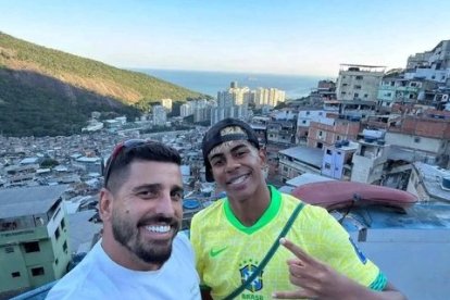 Lamine Yamal durante la visita a la favela en Río de Janeiro.